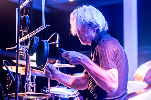 ... und erzielt auch aus der Kombination von Percussion und Electronics interessante Effekte (Foto: Stefan Hauer)