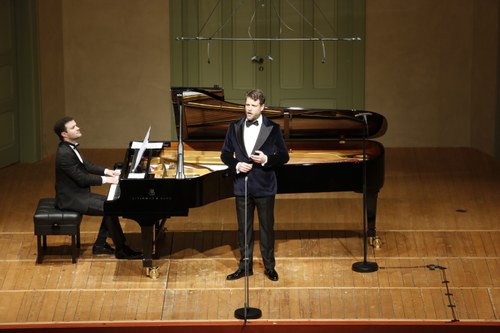 Die sonore Bassstimme von David Steffens, am Klavier begleitet von Ammiel Bushakevitz, kam vor allem in den Gesängen, op. 87 von Richard Strauss zu Geltung.