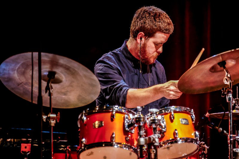 Luis Oliveira erzeugt mit sparsamen aber höchst effektiven Mitteln spannende Grooves (Foto: Stefan Hauer)