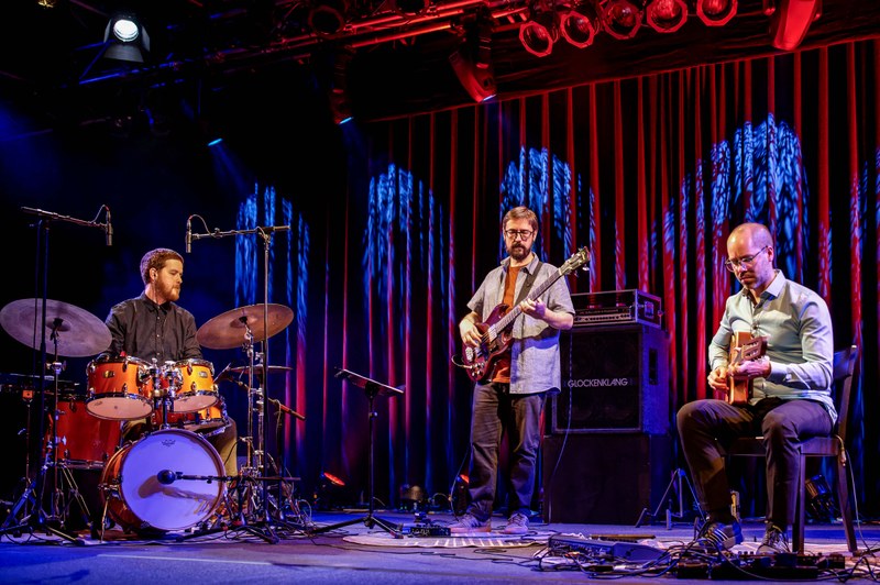 Luis Oliveira, Gustavo Boni und Emiliano Sampaio erschaffen als Meretrio seit mehr 22 Jahren faszinierende und eigenwillige Formen der brasilianischen Popular-Musik in Kombination mit Jazz, Kammermusik und Rock  (Foto: Stefan Hauer)