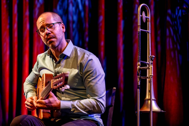 Als Komponist und Arrangeur genießt Emiliano Sampaio ebenso einen exzellenten Ruf wie als Gitarrist ... (Foto: Stefan Hauer)