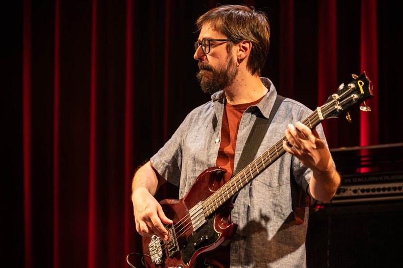 Gustavo Boni ist ein exzellenter Rhythmiker, versteht es aber auch, seinen Bass singen zu lassen und Sampaios Gitarre zu umschmeicheln (Foto: Stefan Hauer)