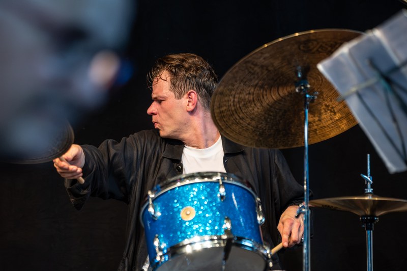 ... und den ultraschnellen und dennoch höchst diffizil agierenden Drummer Christian Lillinger (Foto: Stefan Hauer)