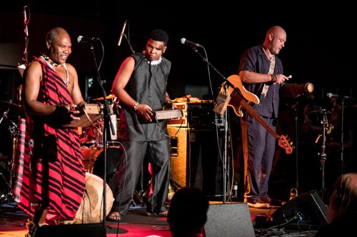 Der Zawose-Clan gehört zu den einflussreichsten musikalischen Familien Sansibars und freute sich gemeinsam mit dem polnischen Bassisten Bond in Bezau das erste Konzert in Europa überhaupt bestreiten zu können. Die Frontmen Lucas Ubi Zawose und Sinaubi Zawose ...
