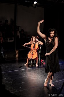 Perfektes Zusammenspiel: Cellistin Yenisey Rodriguez und Tänzerin Claudia Grava