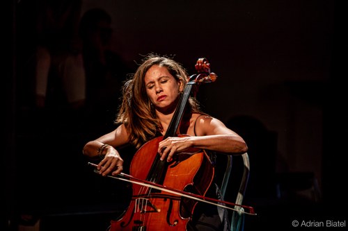 Großartig Yenisey Rodriguez am Cello