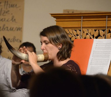 Katharina Jud spielte auf einem von ihrem Vater gebauten Orgelpositiv, Psalterium und Gämshorn.