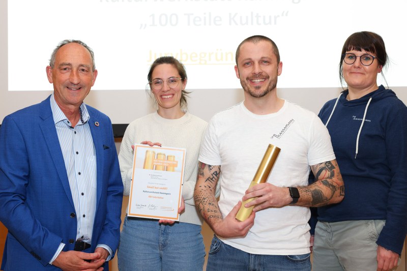 Die Geschäftsführerin der Kammgarn Lisa Weiß sowie der Obmann des Vereins Fabian Zandl und die Schriftführerin Lu Heimbach nahmen den Preis in Wien entgegen.