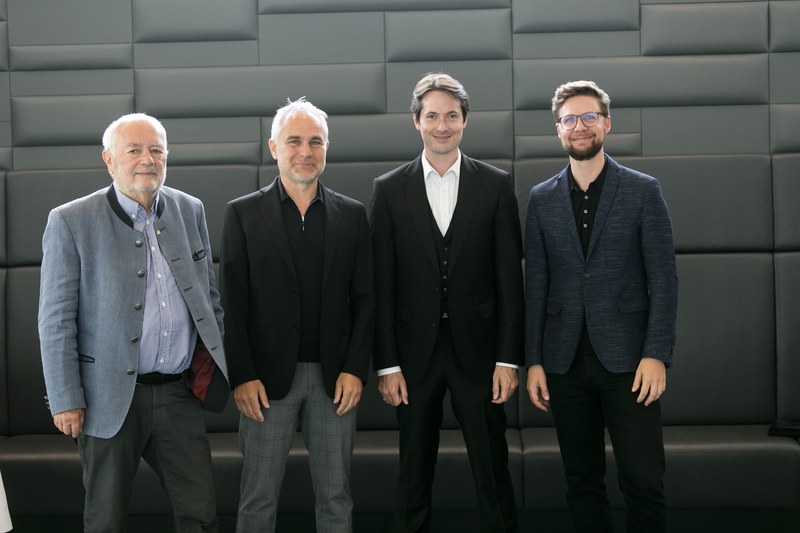 Das Programm präsentierten im Casino Bregenz (v. l. n. r.) SOV-Vizepräsident und Moderator Dr. Wolfgang Burtscher, Präsident Manfred Schnetzer, Chefdirigent Leo McFall und Geschäftsführer Sebastian Hazod (Foto: Mathis Fotografie) 