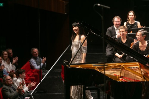 Die amerikanische Pianistin Claire Huangci rückte Ravels G-Dur-Konzert mit der gebührenden Hochachtung und ausgestattet mit höchster Virtuosität ins Zentrum des Abends. (Foto: Dietmar Mathis)