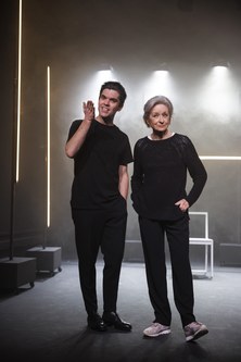 Tobias Krüger und Heidi Maria Glössner überzeugen mit Bühnenpräsenz und Spielfreude.