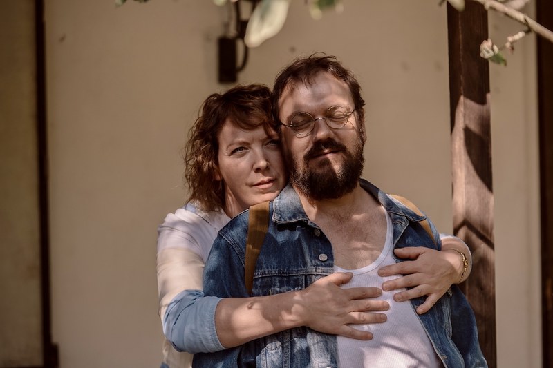 Beinahe gelingt es seiner Frau Anne (Lina Beckmann) ihn zurückzuhalten. (Foto: Pandora Film)