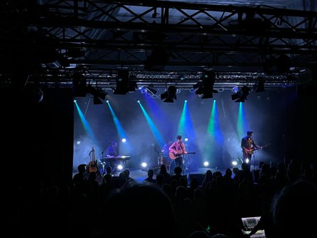 Raphael Sas wechselte oft zwischen Keyboard und Gitarre.