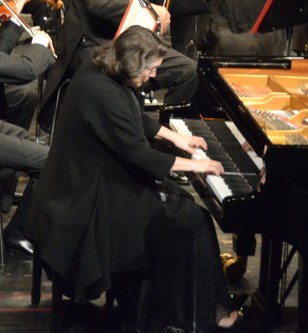 Elisabeth Leonskaja gestaltete das 2. Klavierkonzert von Ludwig van Beethoven feinsinnig und im Geiste Mozarts aus.