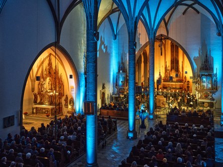 Stimmungsvolles Lichtdesign und Musik aus der Zeit der Renaissance (Foto: Lucas Breuer)