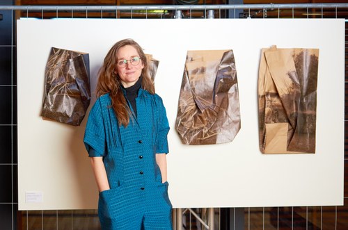 Ronja Svaneborg:  „FARAWAY IN TIME, SPACE OR SENTIMENT (wall edition)“ (Inkjet Druck auf Packpapier, unterschiedliche Formate, 2021) 