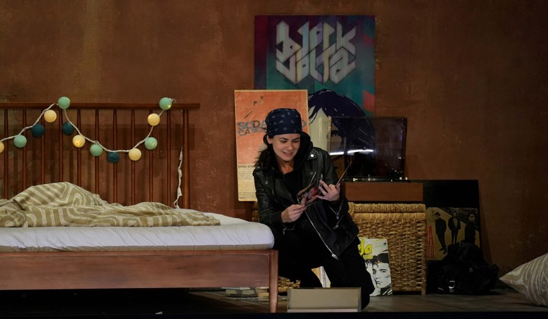 Titelfigur ist Tancredi, verkörpert von der russischen Mezzosopranistin Anna Goryachova, die sich zwiegespalten in einer Hosenrolle als Mann gibt, in der Liebe dagegen als Frau. (alle Fotos: Bregenzer Festspiele/Karl Forster)