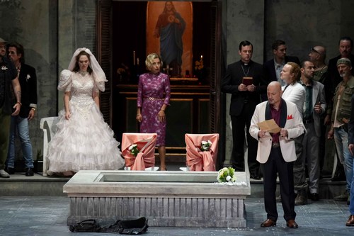 Alles ist für die geplante Hochzeit vorbereitet, doch Amenaide verweigert die Zeremonie. Rechts ihr verzweifelter Vater Argirio, der italienische Tenore spinto Antonino Siragusa.