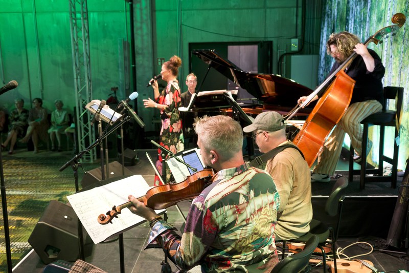 Das finnisch-britische Ensemble Alakulo – benannt nach dem finnischen Wort für „Melancholie“ – spann einen Klangteppich, der gleichermaßen zart und erdverbunden war. (Foto: Bregenzer Festspiele/Dietmar Mathis)