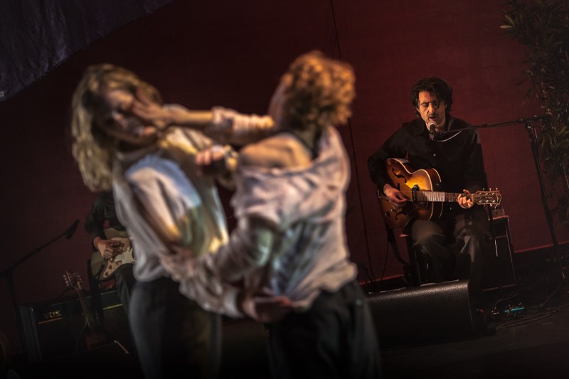 Gitarrist Mauro Pawlowski sorgt mit seinen Musikerkollegen Elko Blijweert und Jeroen Stevens sowie der Sängerin Tutu Puoane für einen stilistisch ungemein vielschichtigen, mitunter kraftvoll rockenden oder in exzessiven Noise-Experimenten gipfelnden Soundtrack