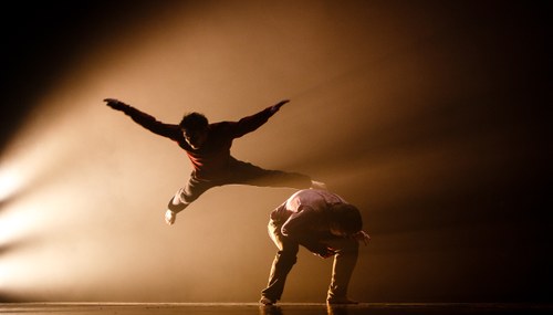 James Wilton Dance Company - roh, ungemein kraftvoll und dynamisch (© Steve Tanner)