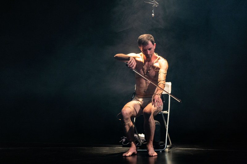 Virtuoses Spiel mit der Atmung und mit Körpergeräuschen, die sich zu einem außergewöhnlichen Soundtrack verdichteten (alle Fotos: © Niklas Koch/Spielboden)