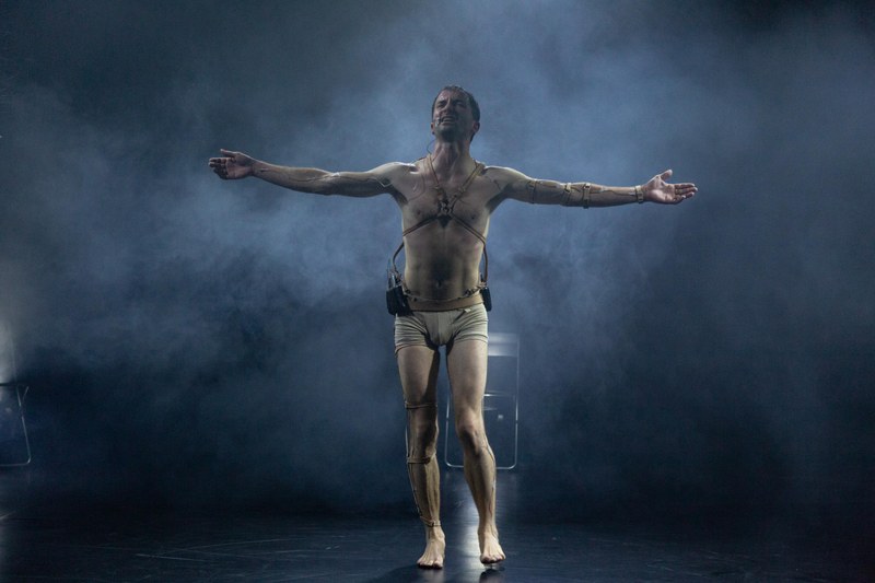 Simon Mayer in seiner Solo-Performance "Being Moved": Was in Ekstase endete ... (alle Fotos: Niklas Koch/Spielboden)