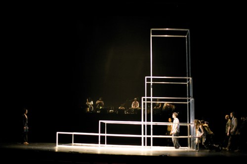 Multifunktionales Stagedesign von Antony Gormley - grandiose Live-Band im Hintergrund