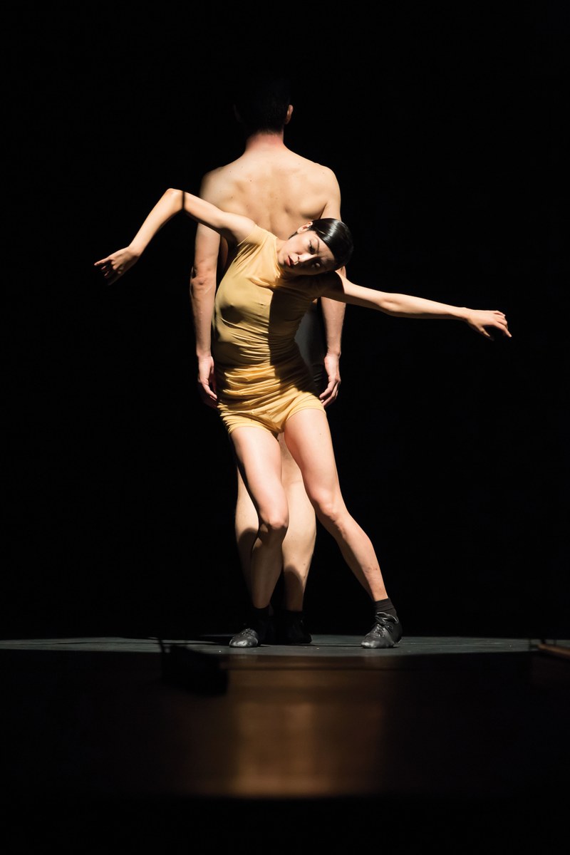 Rihoko Sato ragt tänzerisch aus dem hervorragenden Ensemble heraus {© Alain Scherer)