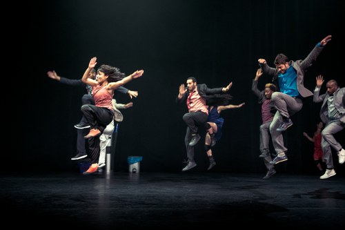 Die TänzerInnen von "C de la B" großteils in der Luft © Danny Willems