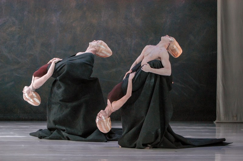 Skurrile Fabelwesen bevölkern das magisch wirkende Stück "Folding" (© Stephanie Berger)