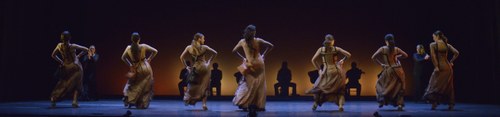 Den sieben Tänzerinnen ihrer Companía lässt sie viel Raum zur Entfaltung