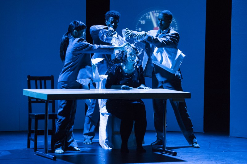 Mit dem Wasser beginnt die Flucht der Liechtensteinerin und ein Albtraum (v.l.n.r.: Yukie Koji, Faizal Ddamba Mostrixx, Katja Langenbahn, Bradley Luwelin Zeelie) | © Jacqueline Beck