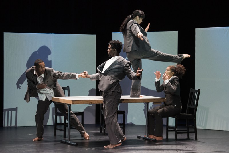 v.l.n.r.: Zeelie, Mostrixx, Koji und Boagyam stellen ihre Arbeit als BeamtInnen der Einwanderungsbehörde in einer anspruchsvollen Choreografie zu perkussivem Sound dar | © Jacqueline Beck