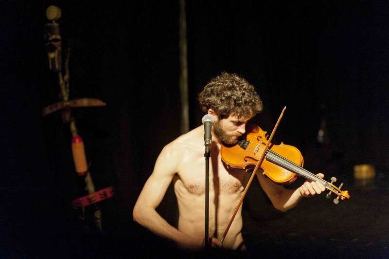 Der Oberösterreicher Simon Mayer zeigt beim TanzPlan Ost sein Solo "SunBengSitting" | ©Anna M. Fiala