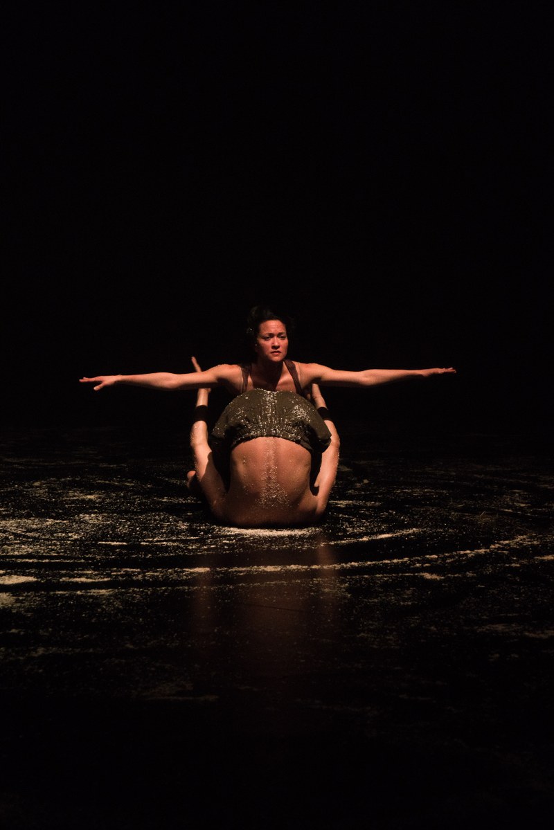 Nach Annäherung und Kampf heben sich Grenzen auf und beide Figuren vereinigen sich in "noBody´s Land" zu einer Form © Sarah Mistura