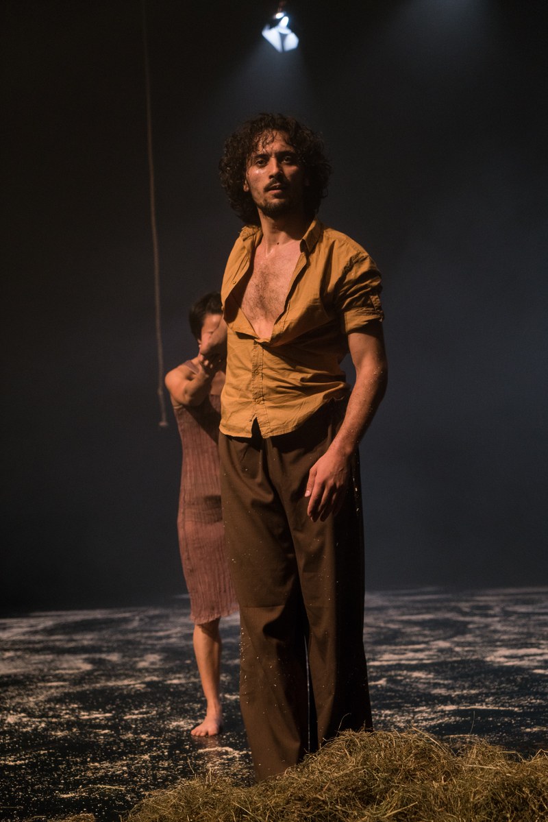 Blenard Azizaj in "NoBody´s Land", einem Duo, das er mit seiner Partnerin Maya Gomez entwickelte © Sarah Mistura
