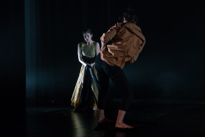 Mit starker Symbolik aus der griechischen Antike: Silvia Salzmann und Dominik Feistmantl in "Sacred Scars" © Sarah Mistura