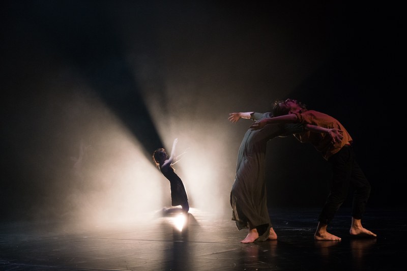"Sacred Scars", die Eigenproduktion von netzwerkTanz nach einer Choreographie von Blenard Azizaj mit sieben Vorarlberger Tanzschaffenden © Sarah Mistura