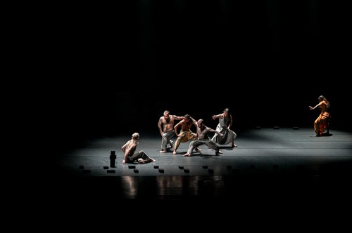 Sechs Tänzer:innen überzeugten in einem 80-minütigen Gesamtkunstwerk mit unglaublicher Bühnenpräsenz. (© Udo Mittelberger)