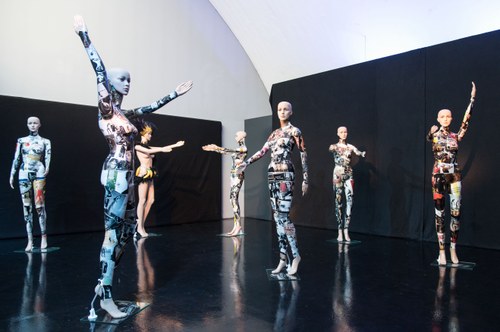 "Tanz und Feminismus" - die Installation von Monika Kräutler zu zehn prägenden Tänzerinnen und Choreographinnen auf der Spielboden-Galerie ist durchaus einen Blick wert (© Stefan Hauer).