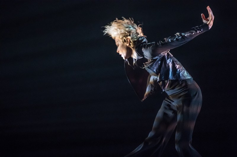 Louise Lecavalier präsentierte sich in ihrem Solo-Stück "Stations" technisch perfekt ... (© Dieter Wuschanski)