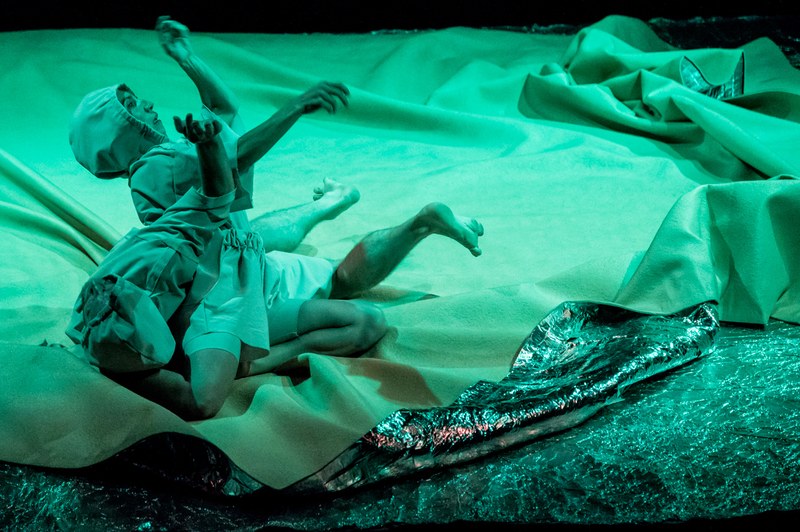 Die Hektik steigert sich zu blitzschnellen Bewegungen, die in überraschend eingestreuten Tableaus kurzfristig eingefrieren (alle Fotos © Stefan Hauer)