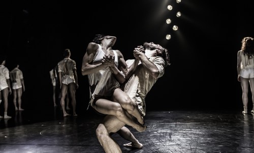 Die Tänzerinnen und Tänzer der Kibbutz Contemporary Dance Company überzeugen gleichermaßen durch Kraft und Präzision wie durch Emotionalität und Ausdrucksstärke (alle Fotos © Eyal Hirsch)