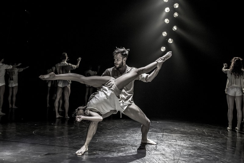 Auch mit einfallsreich choreographierten Solo- und Duo-Darbietungen verstehen die Tänzerinnen und Tänzer zu begeistern