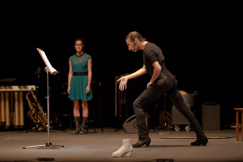 Israel Galván ist "Fla.Co.Men": 90 Minuten ganz persönlicher, getanzter, getrommelter, geklatschter und gesungener stream of consciousness - über seine witzig-geniale Dekonstruktion des Flamenco staunt auch Bassistin/Geigerin Eloísa Cantón