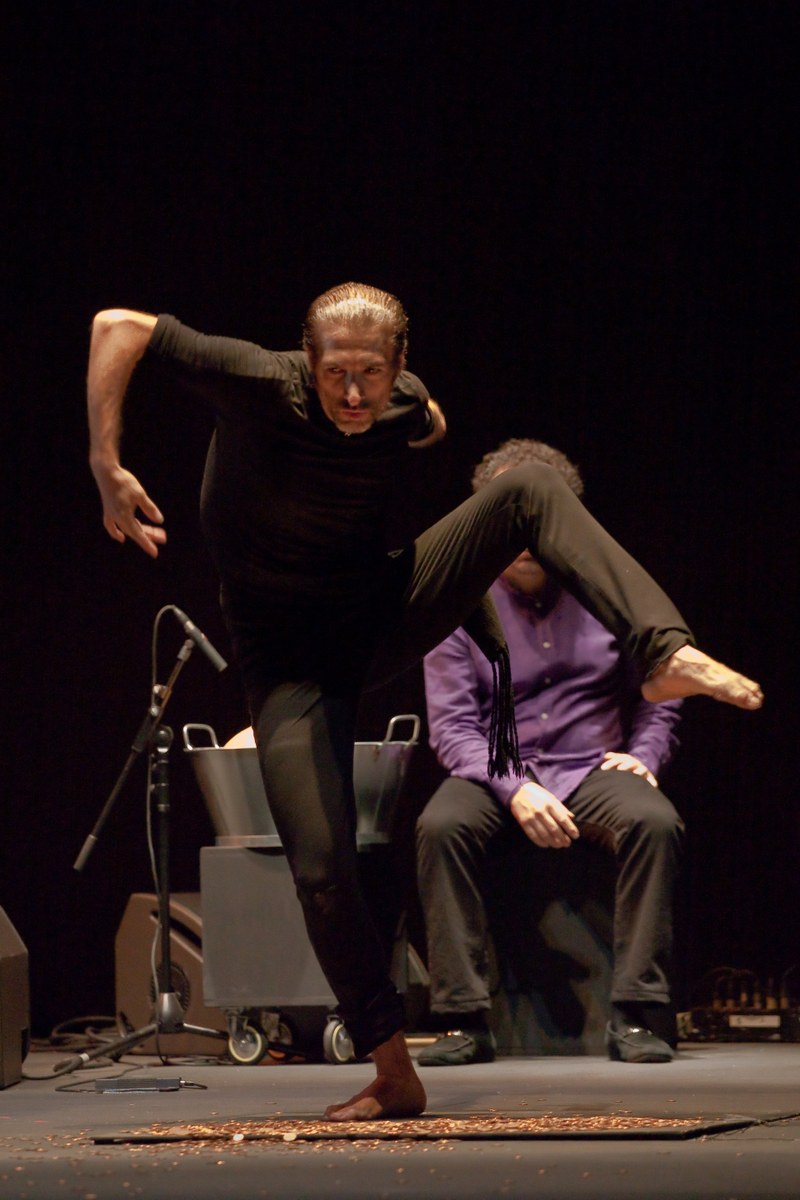 Wenn es dem Klangerlebnis dient, tanzen Flamenco-Revolutionäre auch auf Kleingeld (alle Fotos: Hugo Gumiel)