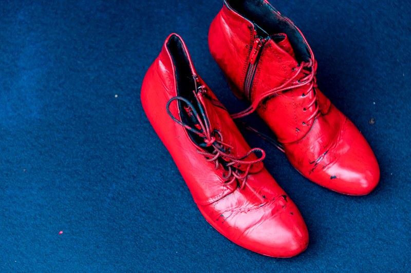 Die roten Schuhe stehen für die auch in Österreich zu beklagenden Femizide (alle Fotos © Stefan Hauer)