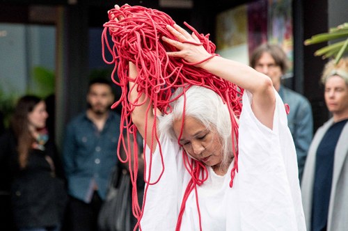 Aiko Kazuko Kurosaki eröffnete das Festival mit "RED Silence", einem Stück für Frauenrechte und gegen die Gewalt an Frauen