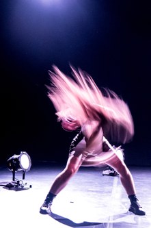 Selbst die langen Haare der Tänzerinnen wurden effektvoll in die Choreographie miteinbezogen (alle Fotos © Stefan Hauer)
